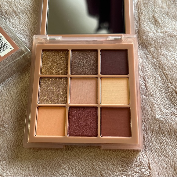 Huda beauty Haze obsessions in Sand - Picture 9 of 12
